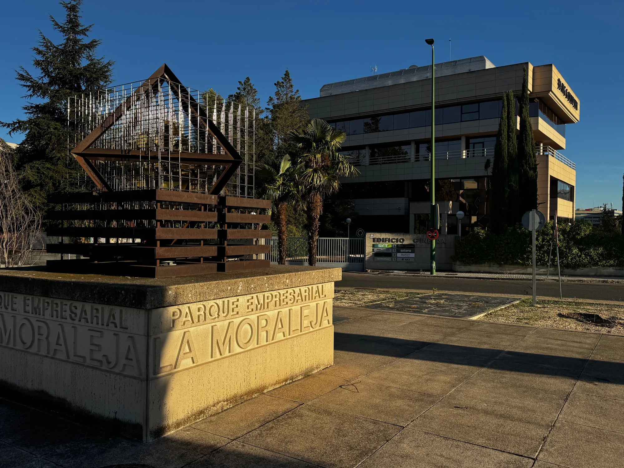 Edificio Ginebra y acceso al parque empresarial