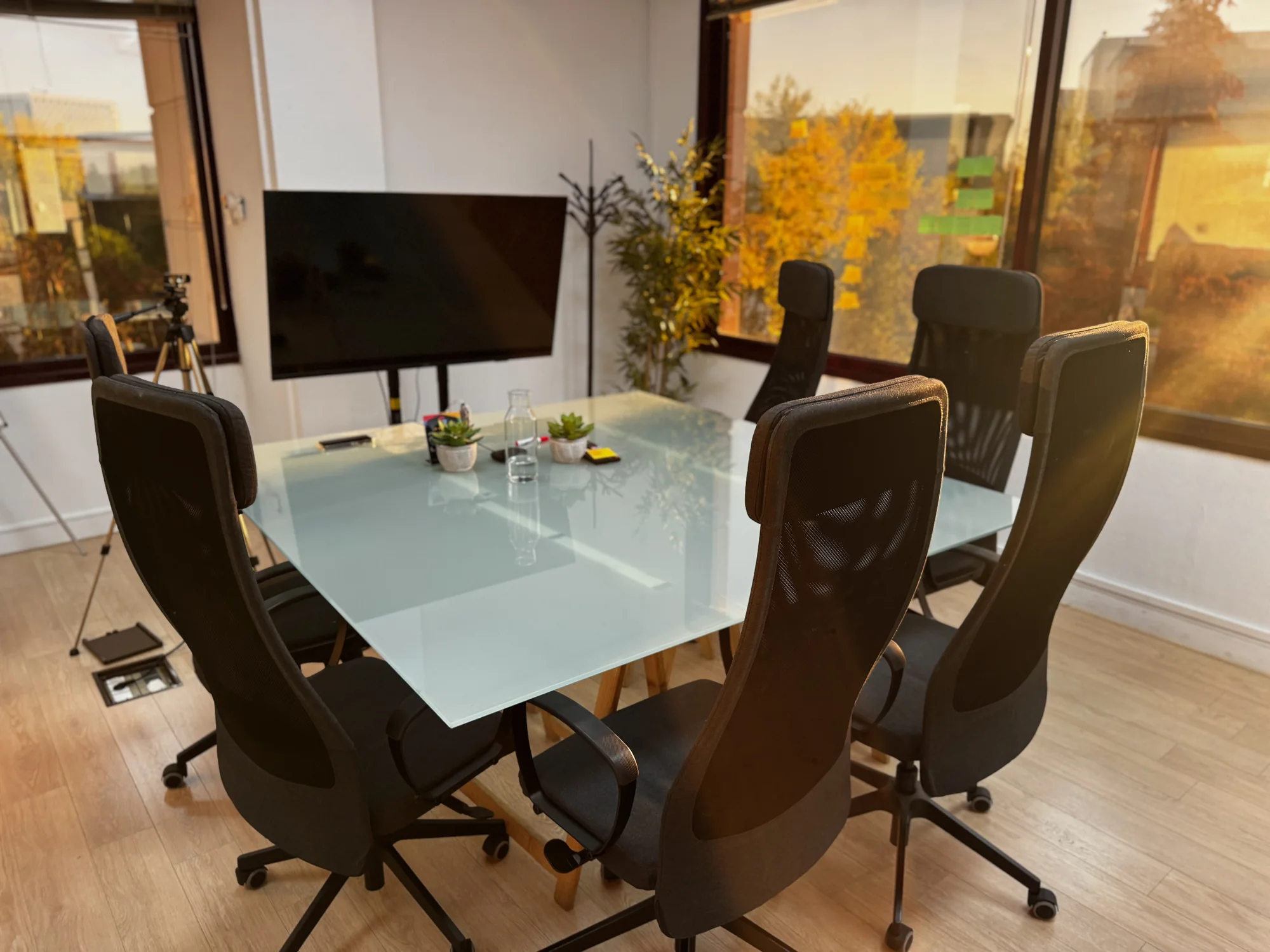 Mesa de reuniones junto a las ventanas
